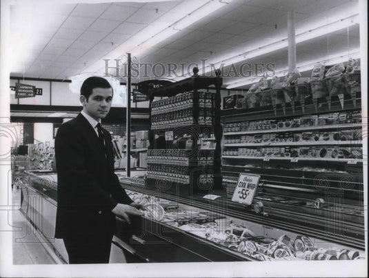 Press Photo Robert Lewis Co-Manager in Frozen Food Section at Fishers - Historic Images