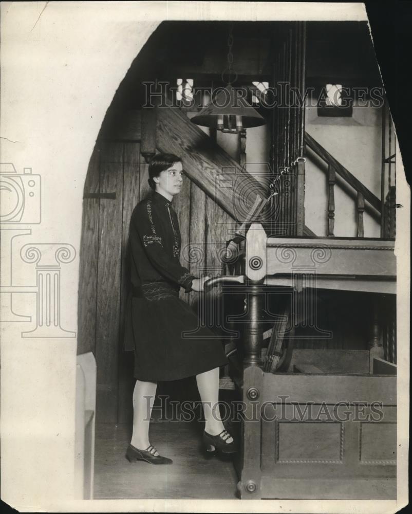 1929 Press Photo Lota Curtiss Only Student at Smith College Mass Plays Chimer - Historic Images