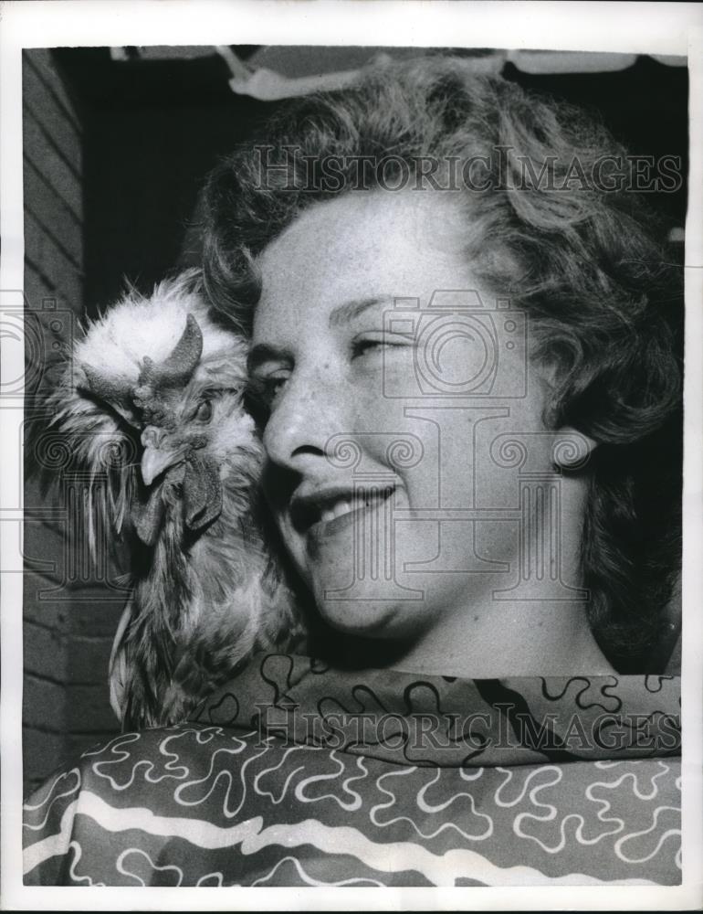 1956 Press Photo Freida Pallas 4-H Club Exhibitor at LA County Fair with Rooster - Historic Images