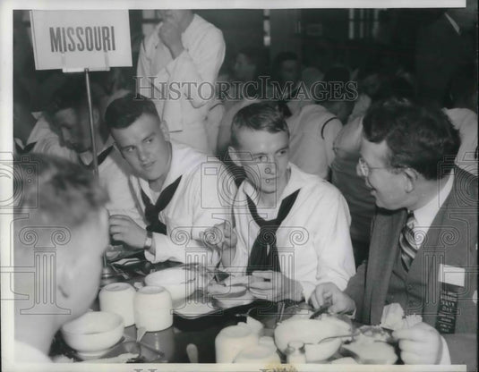 1942 Press Photo Gov. Forrest Donnell Visits Great Lakes Naval Training Station - Historic Images