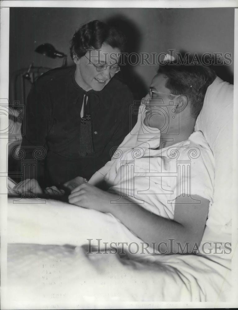 1934 Press Photo John Moody &amp; mom Helen at hospital he has amnesia - nec01835 - Historic Images