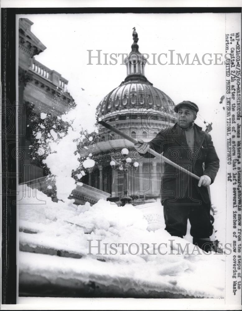 1960 Press Photo Wash.D.C. James Waters, steward shovels snow at US Capital - Historic Images