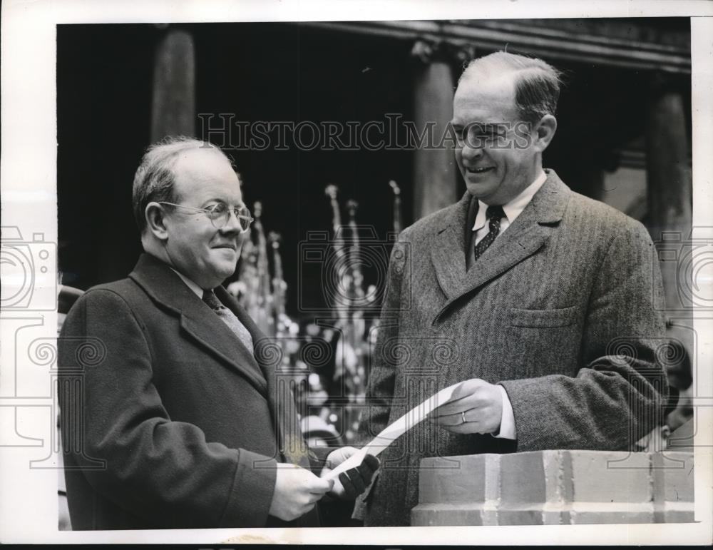 1943 Press Photo NYC, Comptroller JD McGoldrick &amp; Allan Sproul of US Treas. - Historic Images