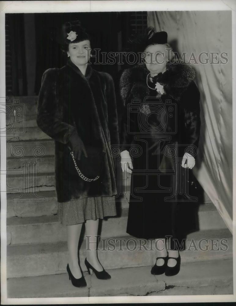 1939 Press Photo Two women arriving at Trinity Episcopal Church in Roslyn L.I. - Historic Images