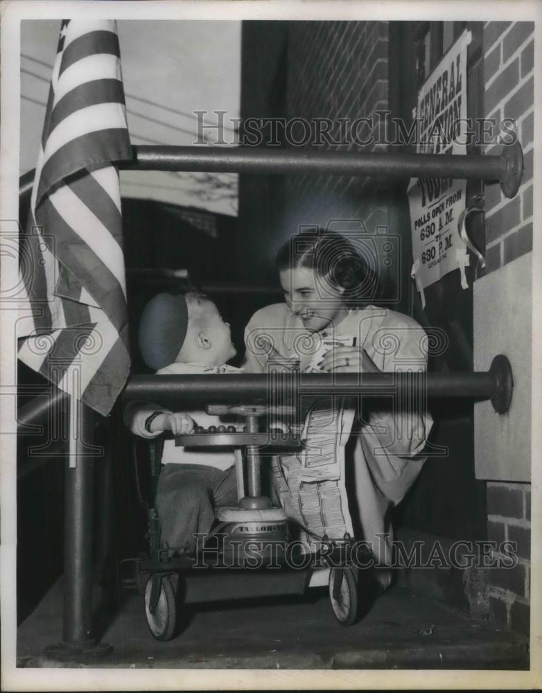 1950 Press Photo Mrs Grace Schabel Going to Vote Leaving Son Ned Outside to Wait - Historic Images