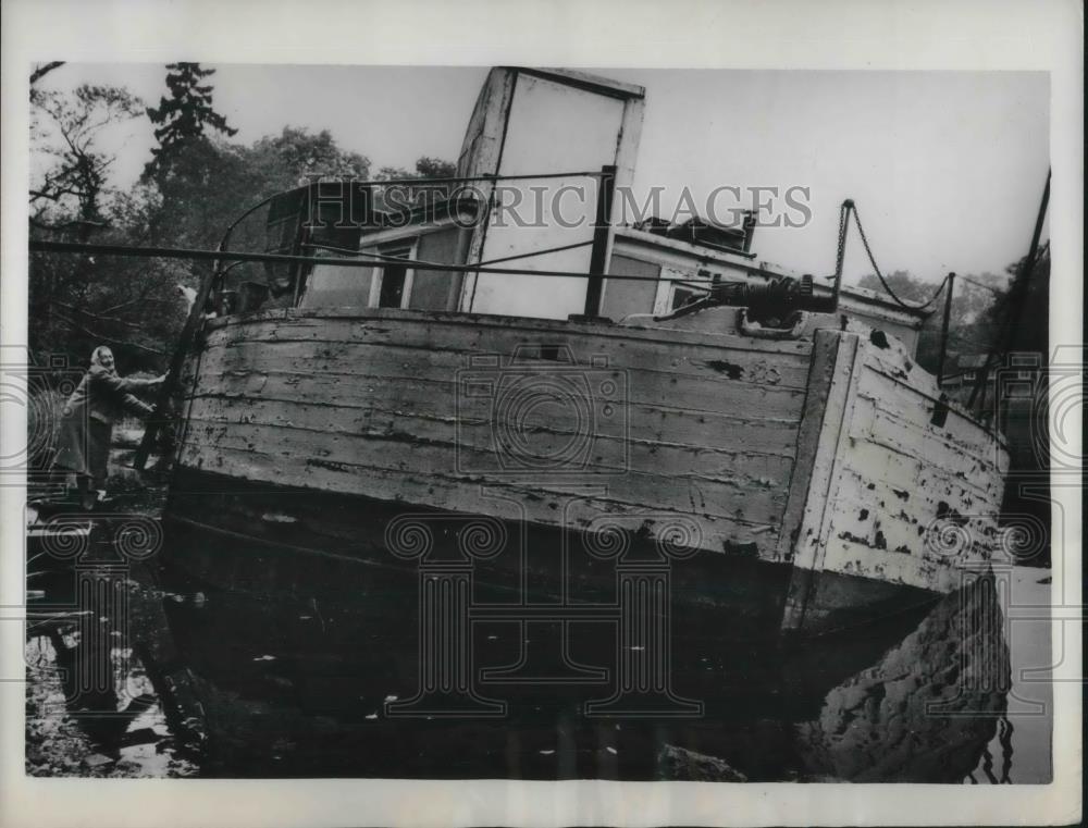 1963 Press Photo Stockholm, Sweden Mrs Irma Hakansson lives on a barge - Historic Images