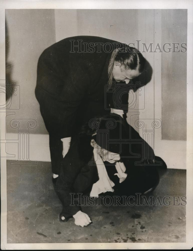 1935 Press Photo An Officer Assisting Mrs. Minnnie McKirsen To Her Feet - Historic Images