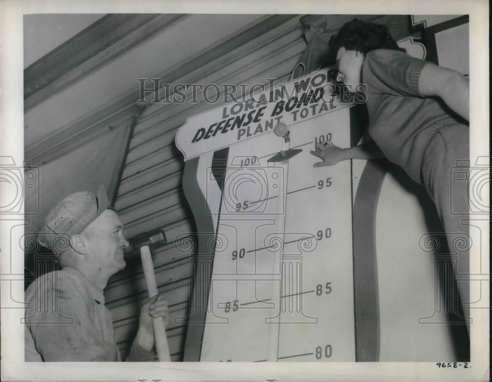 1951 Press Photo US Defense Fund chart, F Maynard,H Smith at Natl Tube Co, Ohio - Historic Images