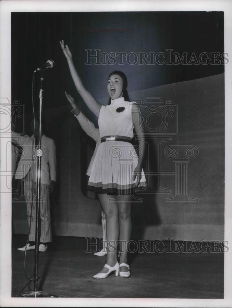 Press Photo Kathy Kerns Singer "America Sings" Show - neb98769 - Historic Images