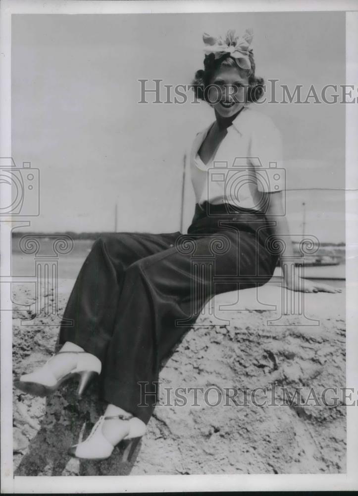 1936 Press Photo Marjorie Gage Wears Blue Gabardine Slacks &amp; Yellow Crepe Blouse - Historic Images