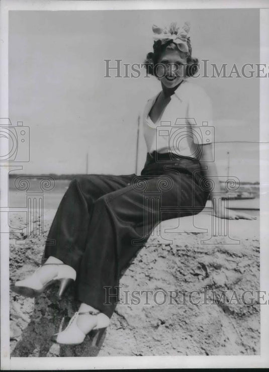 1936 Press Photo Marjorie Gage Wears Blue Gabardine Slacks & Yellow Crepe Blouse - Historic Images