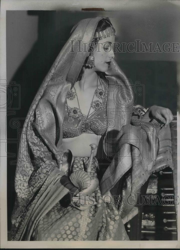 1938 Press Photo Yvonne Bahry New York City Actor In Indian Rajah Costume - Historic Images
