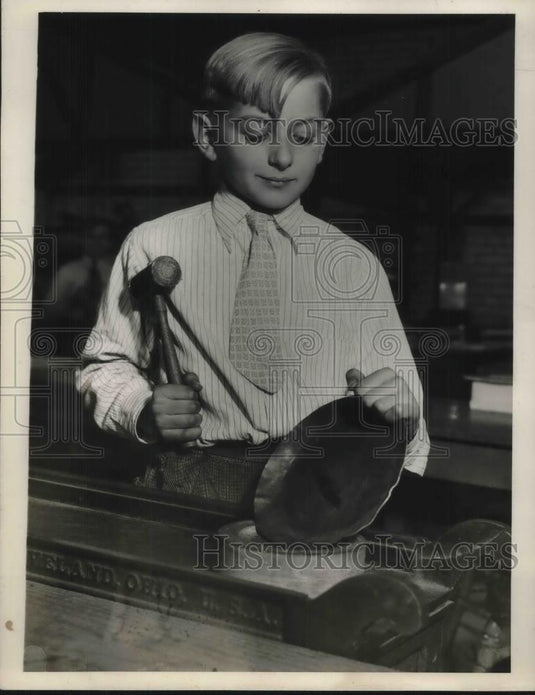 1936 Press Photo Walter Paliwoda making a Christmas gift for his dad - Historic Images