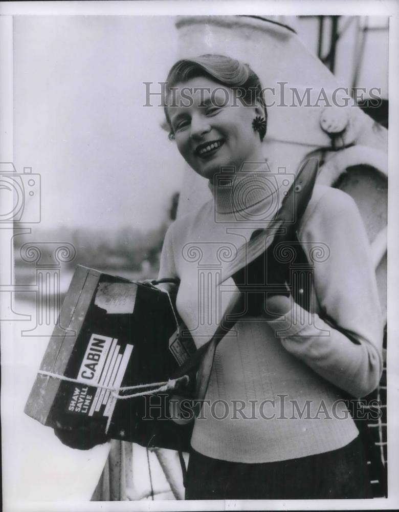 1955 Press Photo Southampton, England Artist Noelle Sandwith - Historic Images