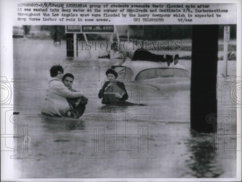 1962 Press Photo Group Of Students Evacuate Their Flooded Auto In Deep Water - Historic Images