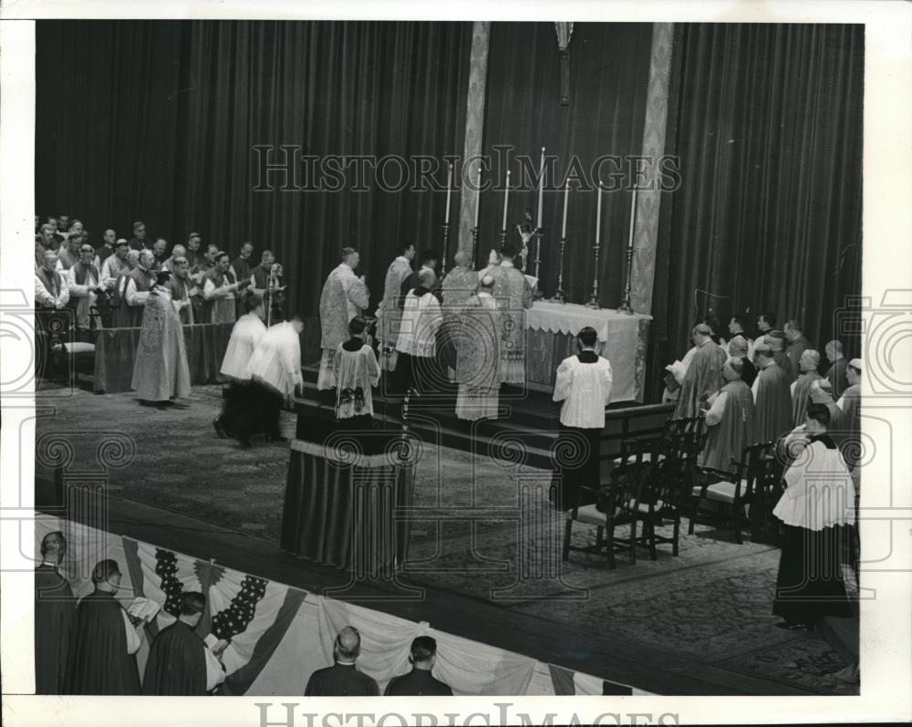 1941 Press Photo Roman Catholics in Philadelphia to hear Dennis Joseph Dougherty - Historic Images