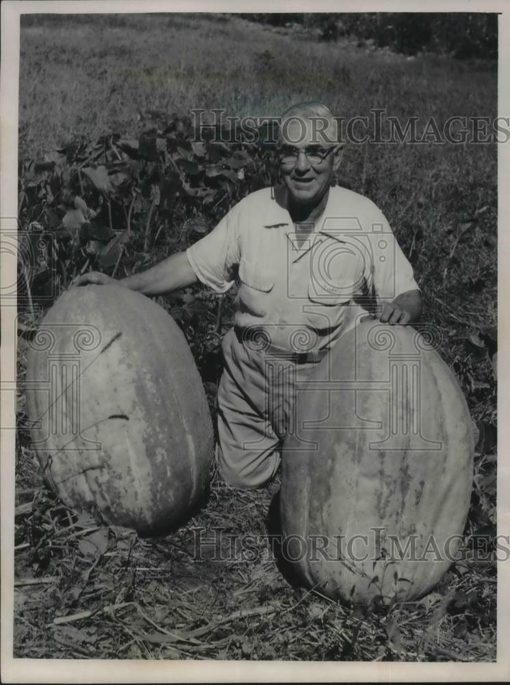 1958 Press Photo Cleveland gardner Charles Wills &amp; two giant pumpkins - Historic Images