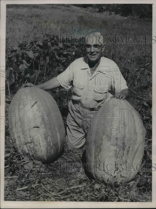 1958 Press Photo Cleveland gardner Charles Wills & two giant pumpkins - Historic Images