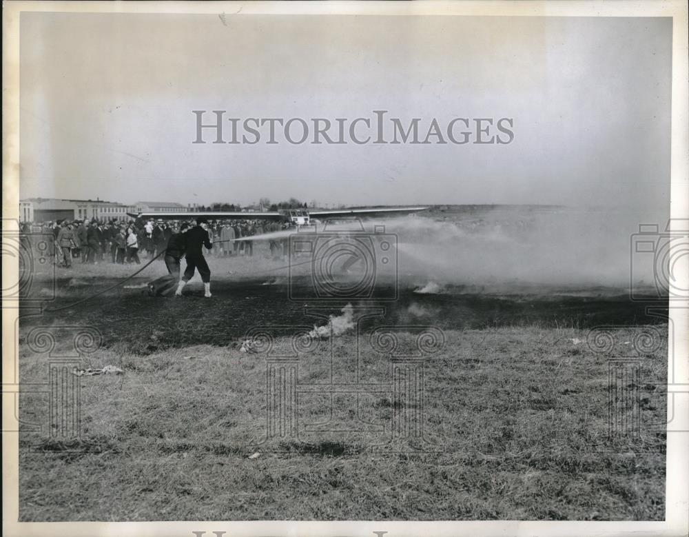 1945 Press Photo Roosevelt Field L.I. Firemen spray on Brush fire - Historic Images