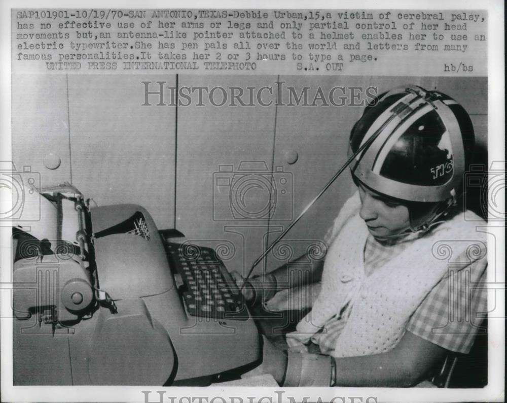 1970 Press Photo Debbie Urban. Victim of Cerebral Palsy Uses Typewriter - Historic Images