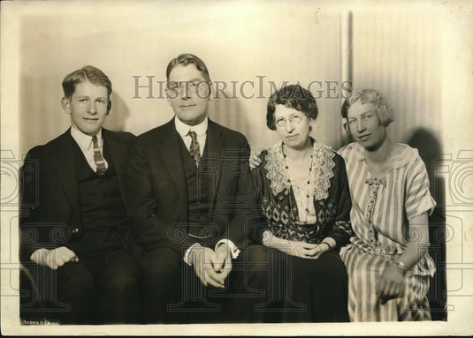 1924 Press Photo Secretary of Navy Getis D. Wilbur and family - Historic Images