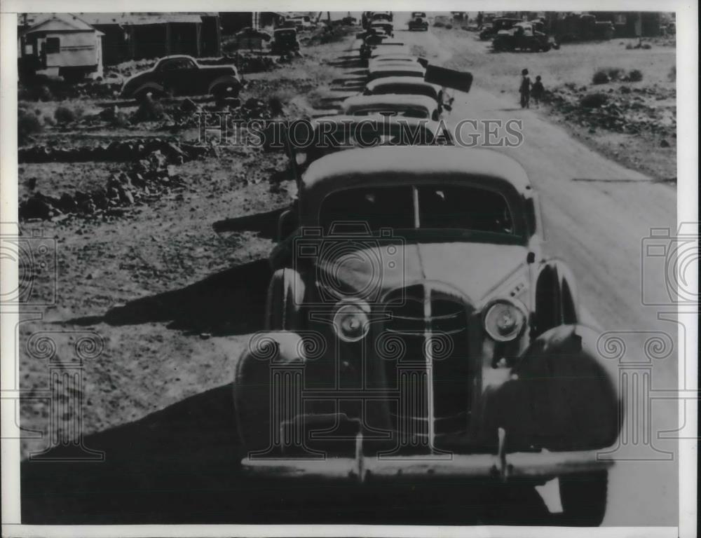 1937 Press Photo Parker Dam workmen on strike in Calif.better wages - Historic Images