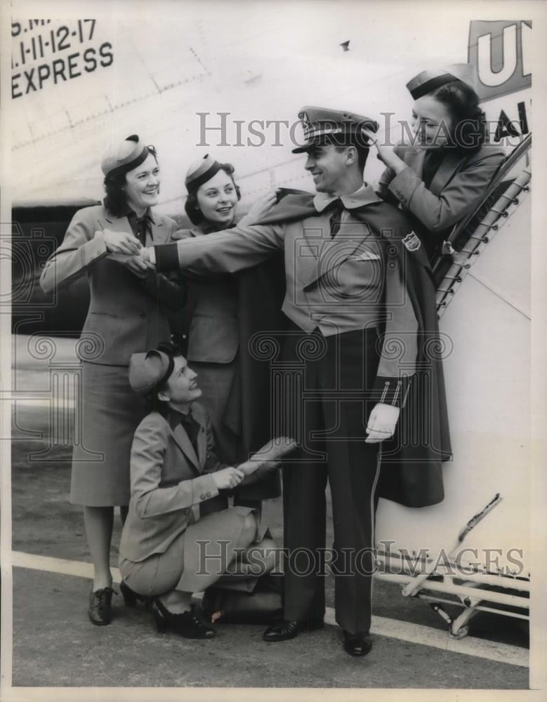 1940 Press Photo Stewardesses Flirting with Jack Kidd Courier at Airport - Historic Images