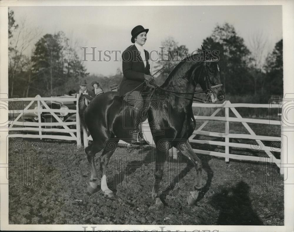 1932 Press Photo Mrs. George Shutt Bronxville Horse Show - Historic Images