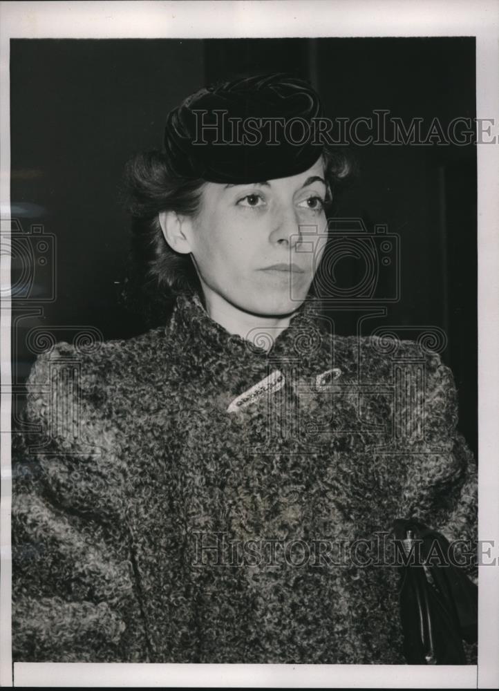 1941 Press Photo New York City College Clerk Annette Sherman Leaves Hearing - Historic Images