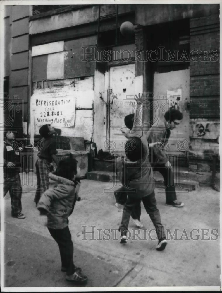 1975 Press Photo Children Play Basketball In New York Street - Historic Images