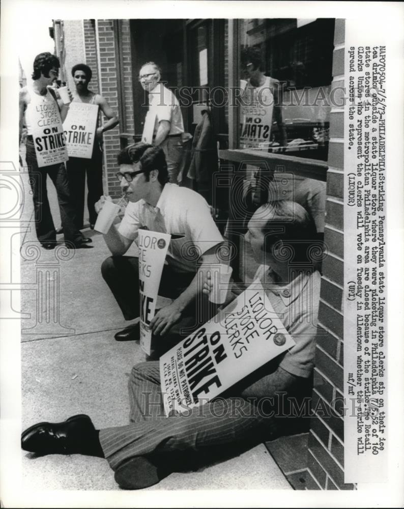 1973 Press Photo Striking Pennsylvania State Liquor Store Clerks Picket - Historic Images