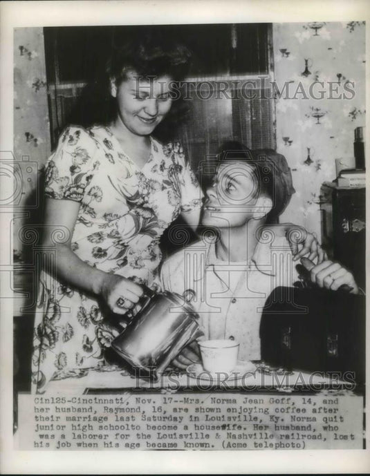 1948 Press Photo Mrs. Norma Jean Goff at Age 14 with Husband Raymond at Age 16 - Historic Images
