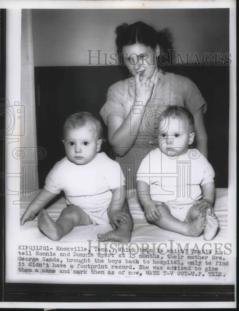 1956 Press Photo mom unable to tell which twin is Ronnie, Donnie Sands - Historic Images