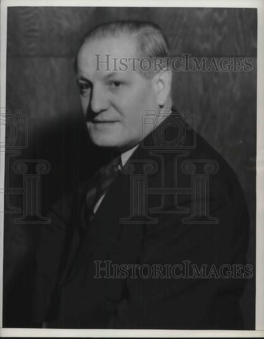 1938 Press Photo Julius Von der Decht, chief wireless op on cruiser Amden - Historic Images