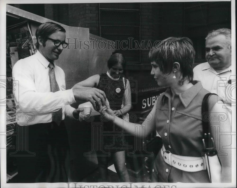 1970 Press Photo Peter Sprague and his wife hand out free lemonade to commuters - Historic Images