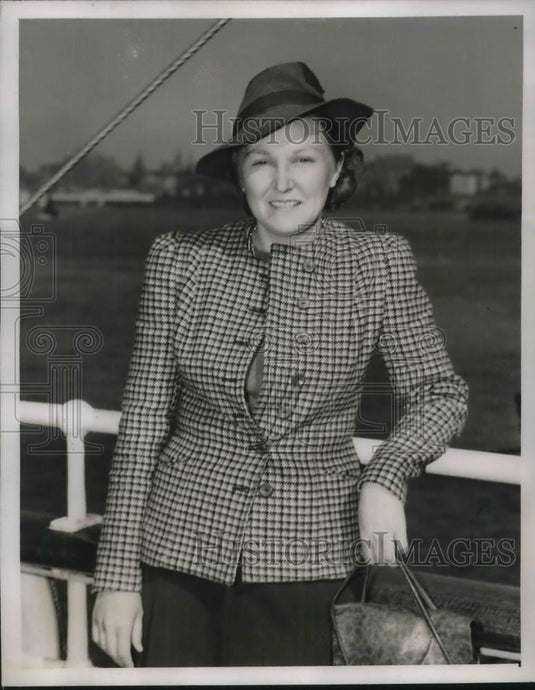 1939 Press Photo Helen Salo Boards S.S. Scanyork in Copenhagen, Denmark - Historic Images