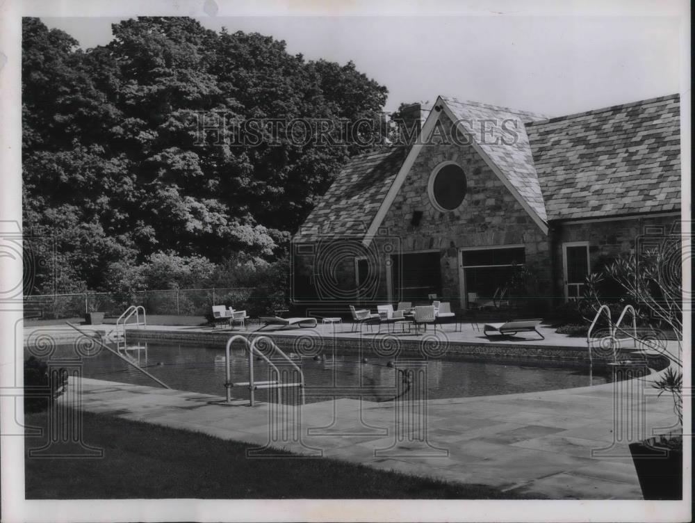 1952 Press Photo Swimming pool, bath house, at John S. Lucas Estate, Brigham Rd. - Historic Images