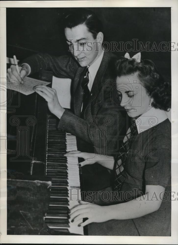 1941 Press Photo Dodothy Steeby &amp; Warren Durrett Practice Piano - Historic Images