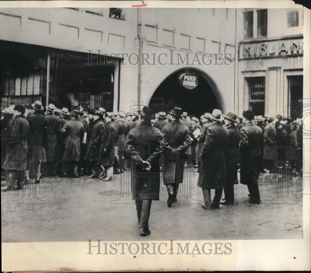 1932 Press Photo Crowds Line at Liquor Store in Finland After Prohibition Ended - Historic Images