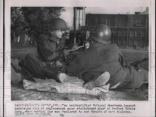 1955 Press Photo Natl. Guardsman inspect  Machine gun clip at Strikebound Plant. - Historic Images