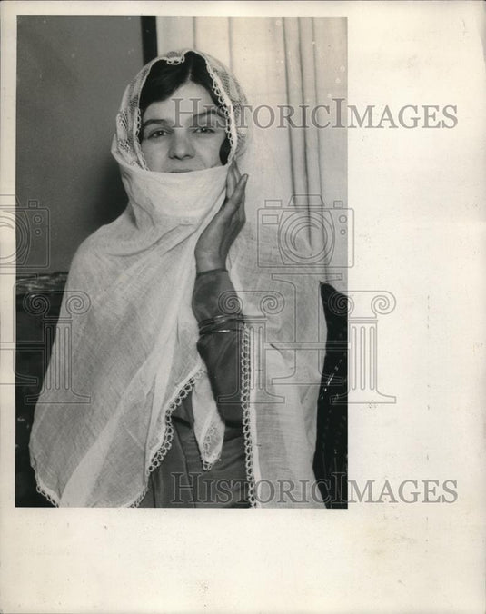 1931 Press Photo Mrs Suraya Shaar Wearing Shawl From Native Spain - Historic Images