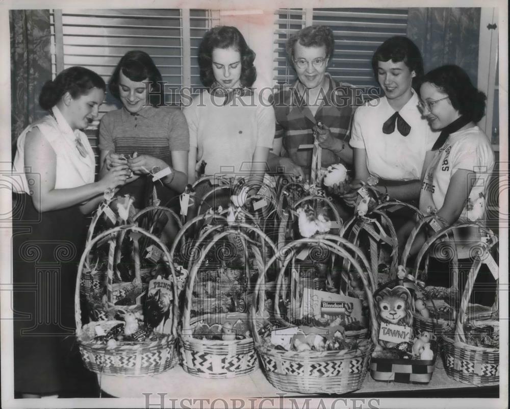 1953 Press Photo B. Bennett, Sally Barrett, S. Herbkesnman, Mrs. W. Wohlfeil - Historic Images