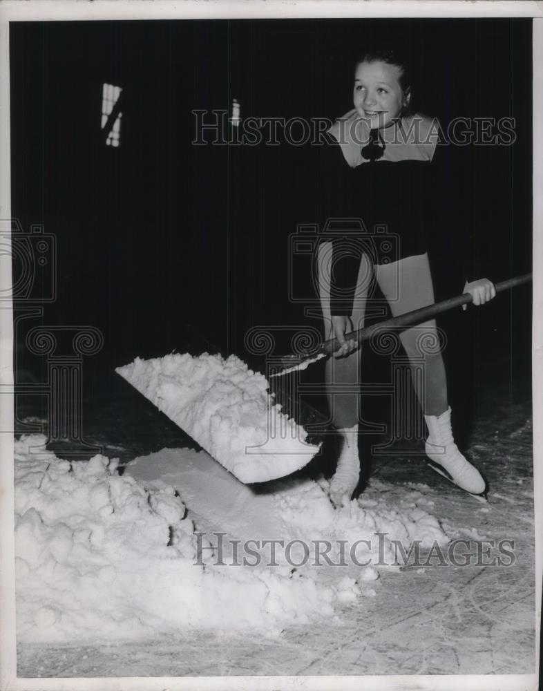 1950 Press Photo Betsy Slaughter of Cleveland Scoop Up Snow - Historic Images