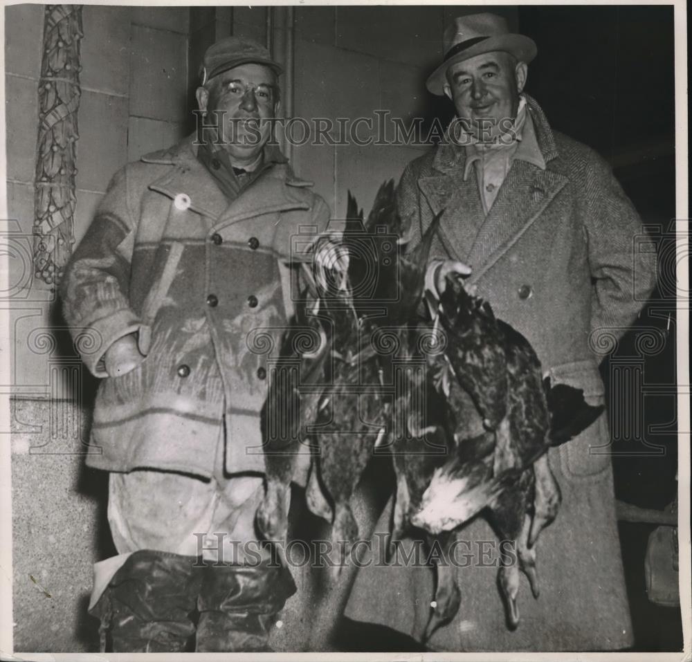 1937 Press Photo Former Amb Walter Edge &amp; Leo Algar &amp; ducks they hunted in NJ - Historic Images