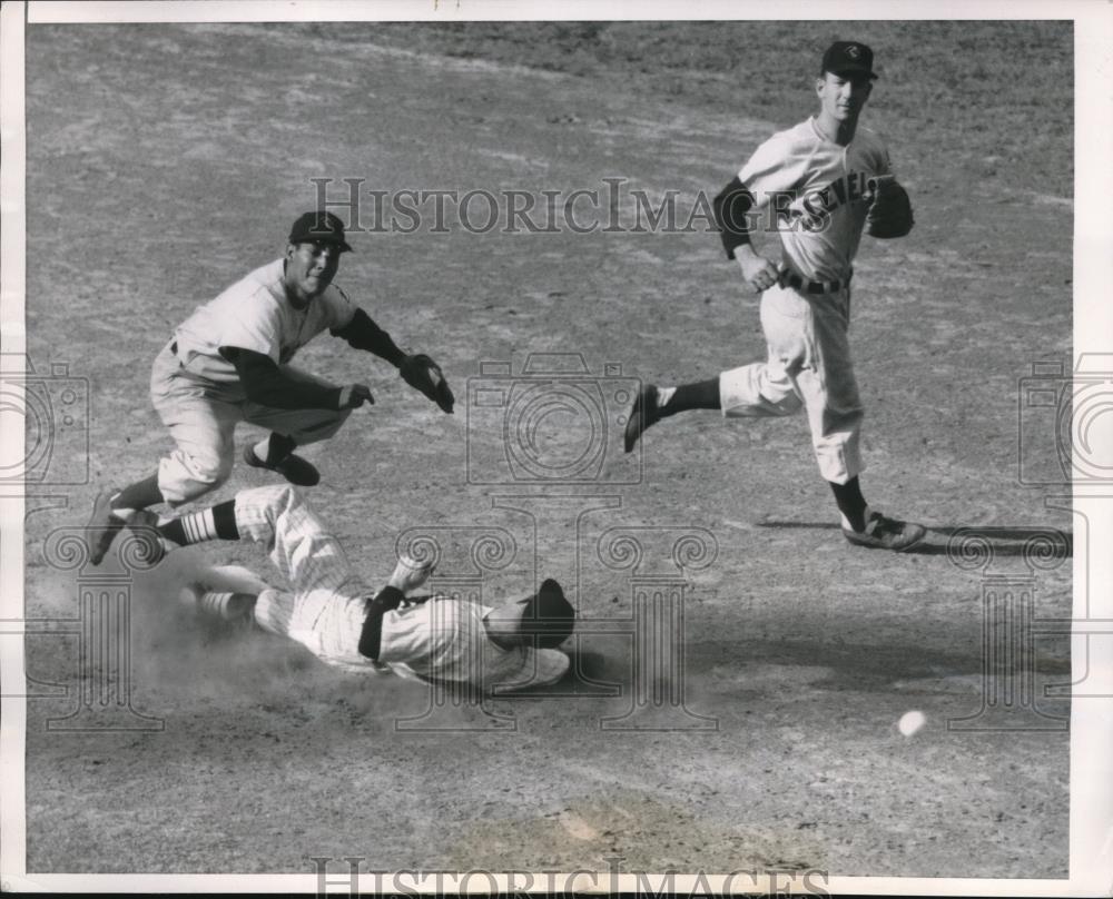 1954 Press Photo Nellie Fox, Chicago White Sox, George Strickland, Indians - Historic Images