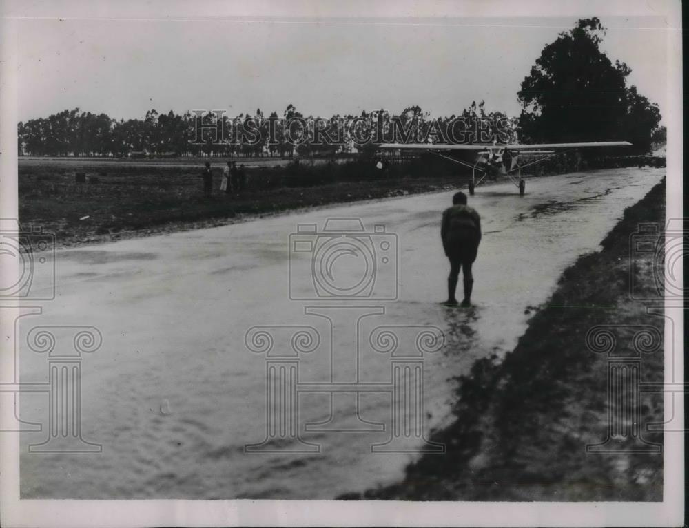 1937 Press Photo LA, Calif. plane takes off from a flooded runway - Historic Images