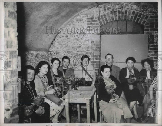 1939 Press Photo Parisians in shelter during Air Raid alarm, World War II - Historic Images