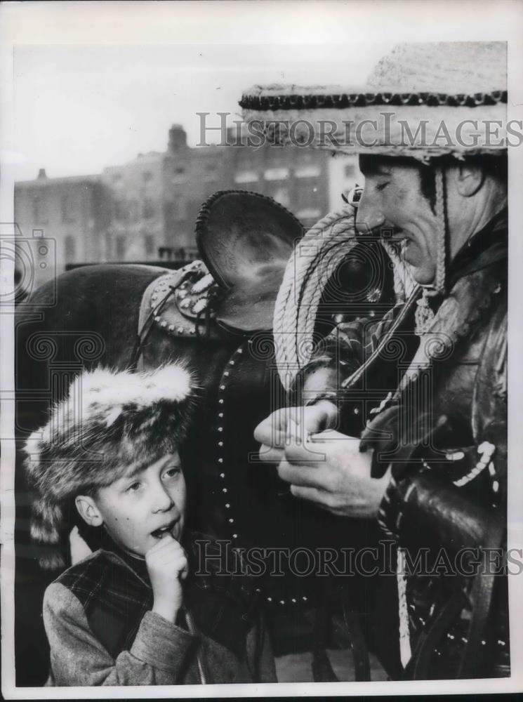 1955 Press Photo &quot;Davy Crockett&quot; Craze Reaches Dublin Ireland Boy Coon Hat On - Historic Images