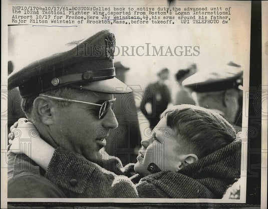 1961 Press Photo Jay Weinstein his arms around his father Maj. Milton - Historic Images