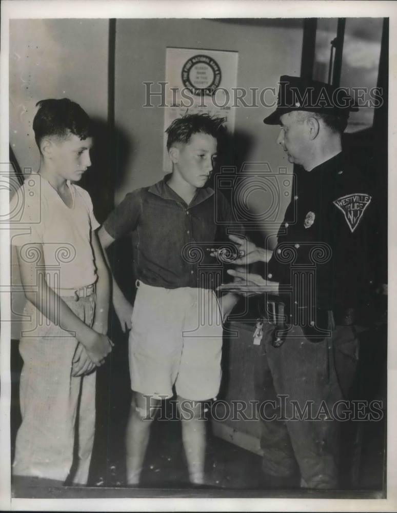 1939 Press Photo Officer with 2 Boys Accused of Accidentally Shooting &amp; Killing - Historic Images